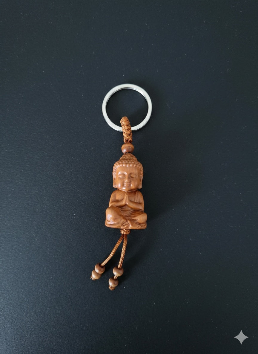 Energetisierter Buddha Schutzanhänger — Frontalansicht, handgeschnitzt aus Pfirsichholz