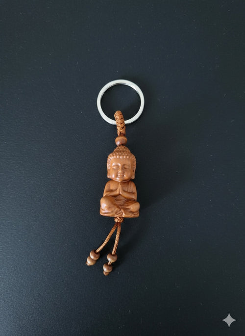 Energetisierter Buddha Schutzanhänger — Frontalansicht, handgeschnitzt aus Pfirsichholz
